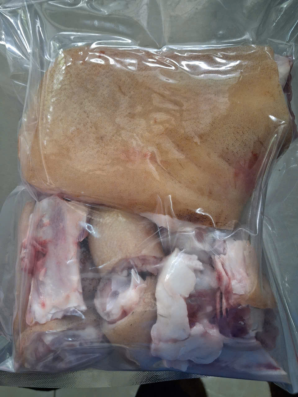 Chân giò lợn đen Cao Bằng