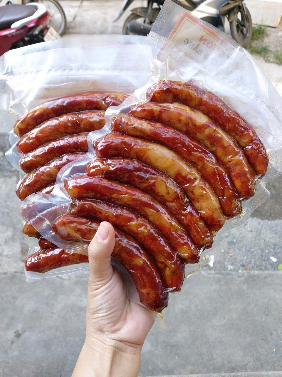 Lạp xưởng lợn đen hun khói Cao Bằng