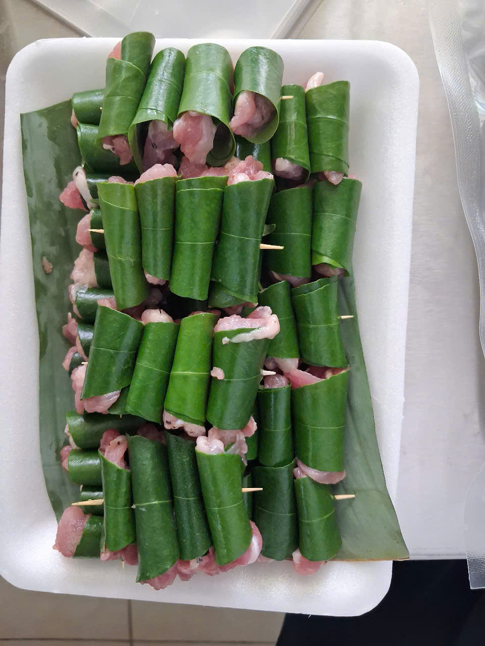 Thịt lợn đen xiên lá mắc mật Cao Bằng